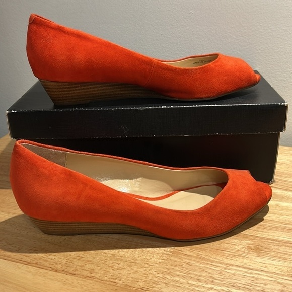 Talbots ladies wedge dress shoes size 9.5. Orange suede. Preowned good condition - Picture 5 of 16